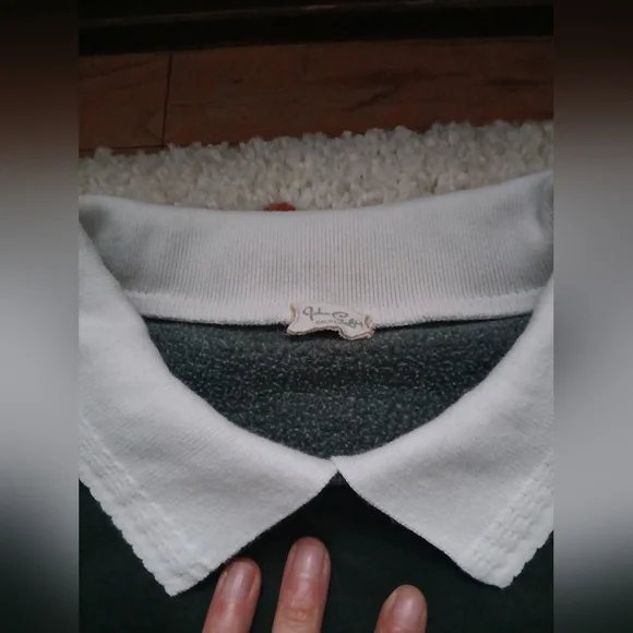 Cute Vintage Inspired Collared Crewneck - Picture 3 of 4